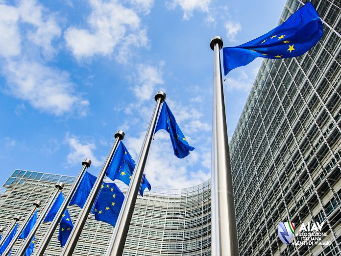 DIRETTIVA PACCHETTI: LA LEVATA DI SCUDI DELLE ASSOCIAZIONI